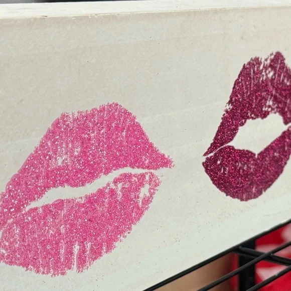 Chic Lip Print Canvas Art - Picture 6 of 6